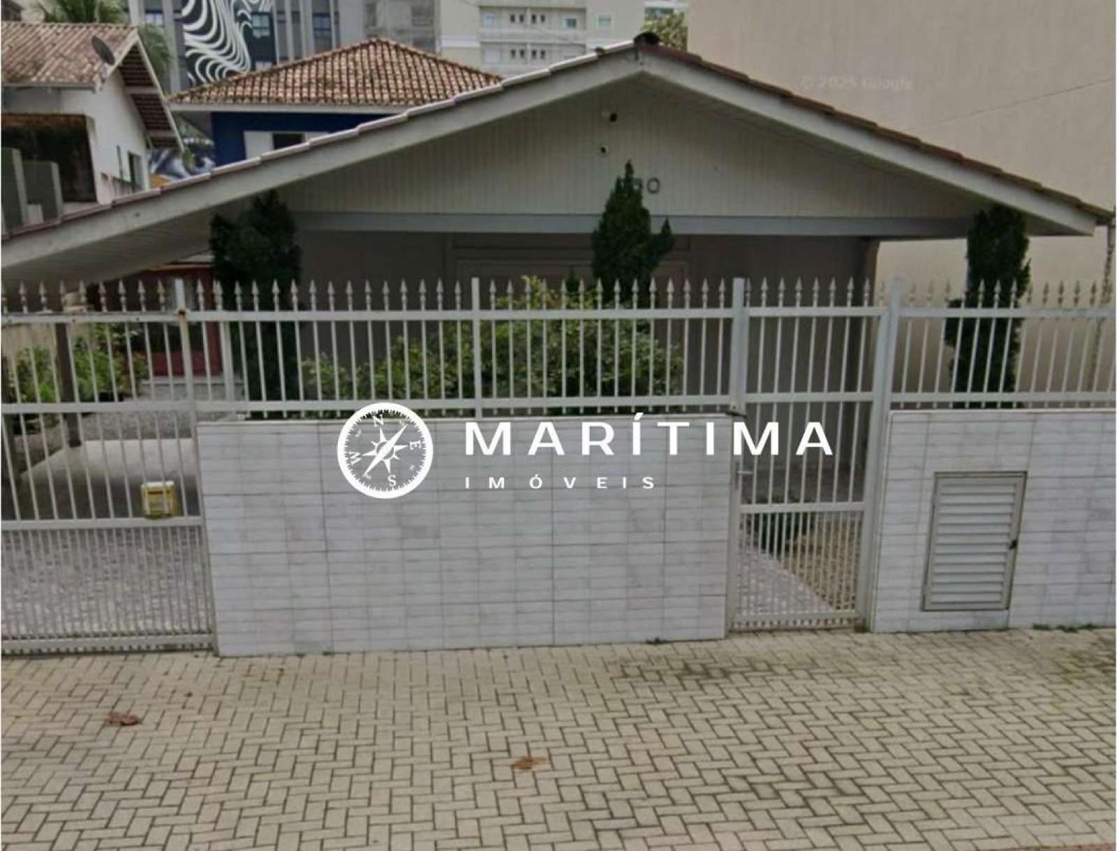 Casa na quadra do mar em Meia Praia — Meia Praia · Itapema